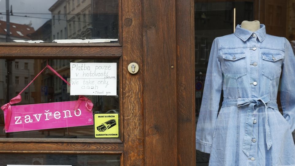 Konec krize virové se blíží, ekonomické trable začínají